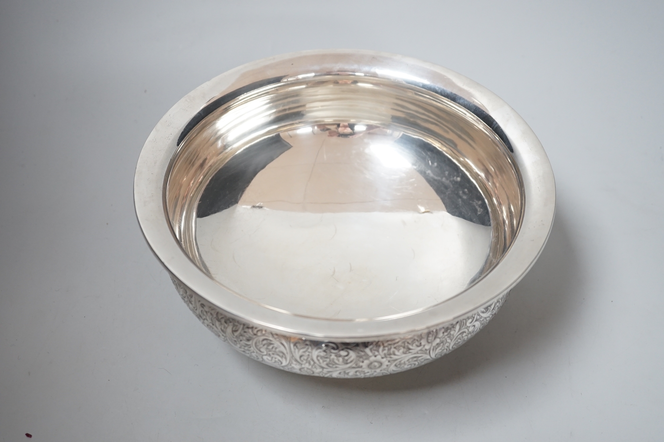 A sterling fruit bowl, with chased foliate decoration, diameter 23cm, 24.5oz.